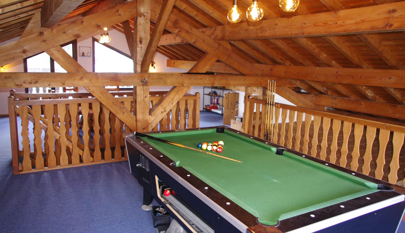 Un beau billard américain vous attend à l’étage du restaurant
