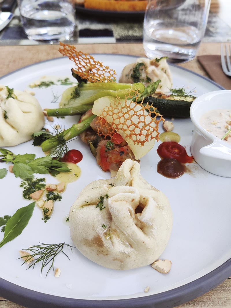 Le Végé coloré : Bàhn bao aux légumes grillés, fromage blanc coriandre/combawa & noix de cajou