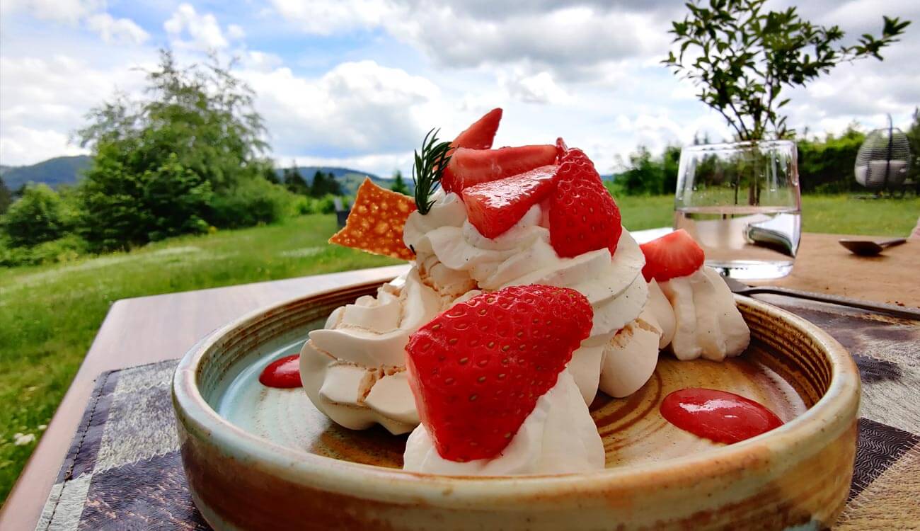 Dessert fraises en terrasse au Restaurant L'Etable à La Bresse